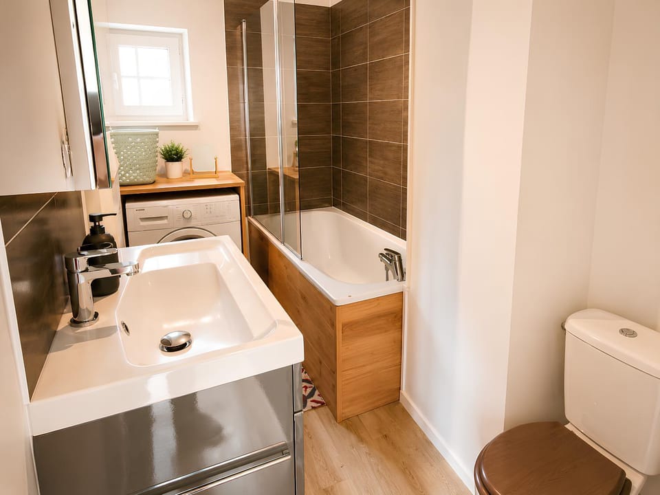 Toilet, Bathroom, Bath, towels, washing machine