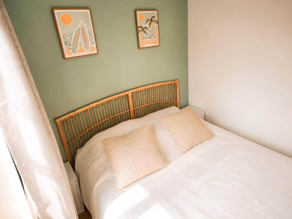 Bedroom, towels
