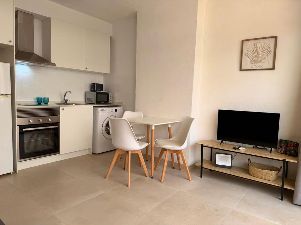 Kitchen or kitchenette, Dining area, oven, pet friendly, toaster