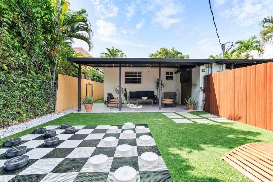 8 BED SLEEP 16 Steps to Calle 8 & Nightlife House in Coral Gables