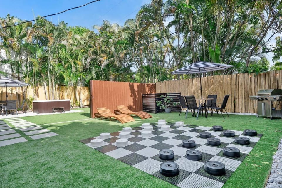 8 BED SLEEP 16 Steps to Calle 8 & Nightlife House in Coral Gables