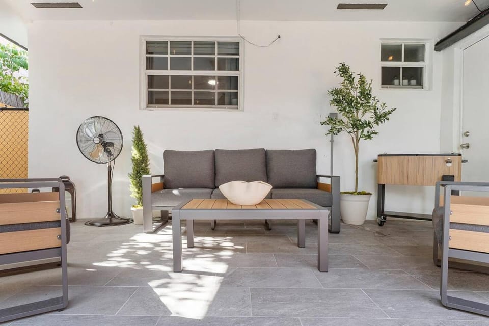 8 BED SLEEP 16 Steps to Calle 8 & Nightlife House in Coral Gables