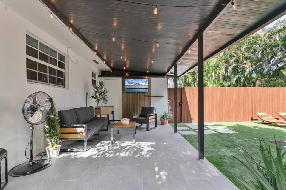 Calle 8 Retreat Patio Sleeps 8 BBQ Parking House in Coral Gables