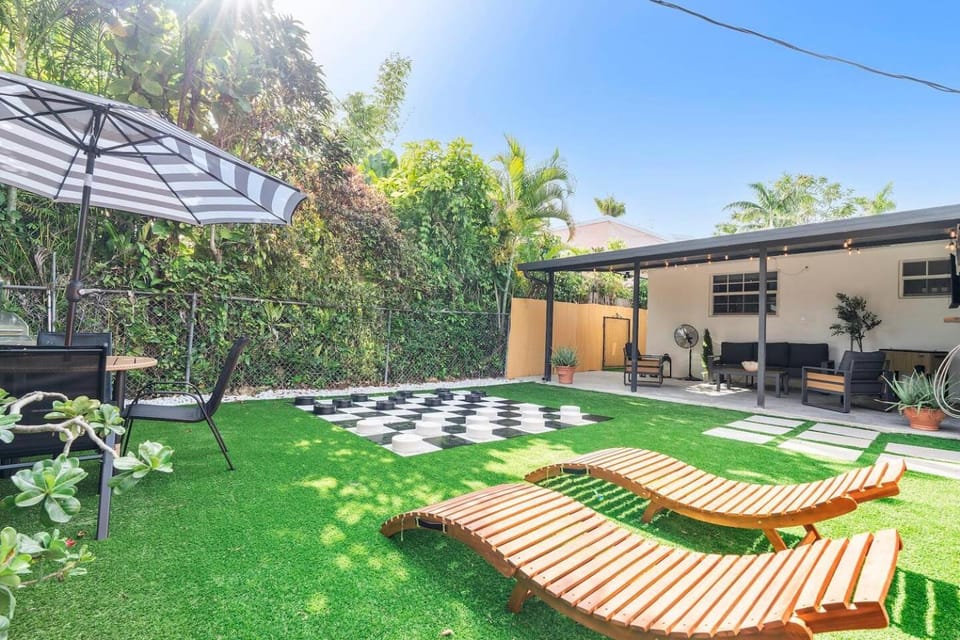 Calle 8 Retreat Patio Sleeps 8 BBQ Parking House in Coral Gables