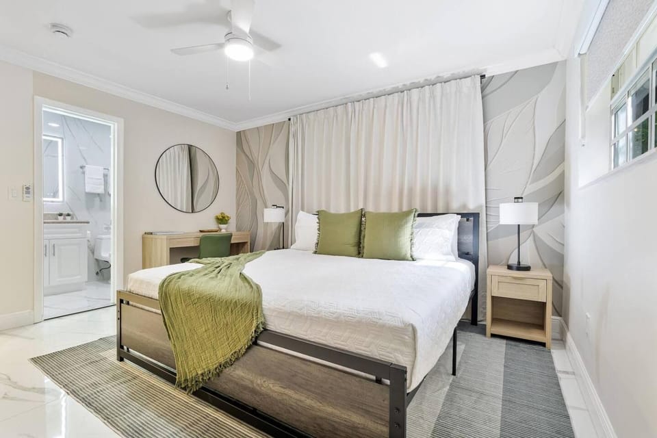 Calle 8 Retreat Patio Sleeps 8 BBQ Parking House in Coral Gables