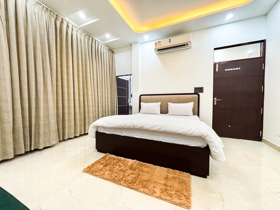 Bed, Photo of the whole room, Bedroom, wardrobe, air conditioner