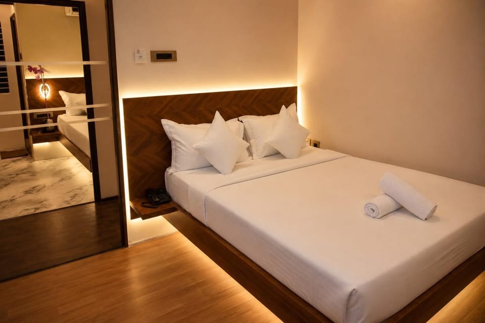 Bed, Photo of the whole room, Bedroom, towels