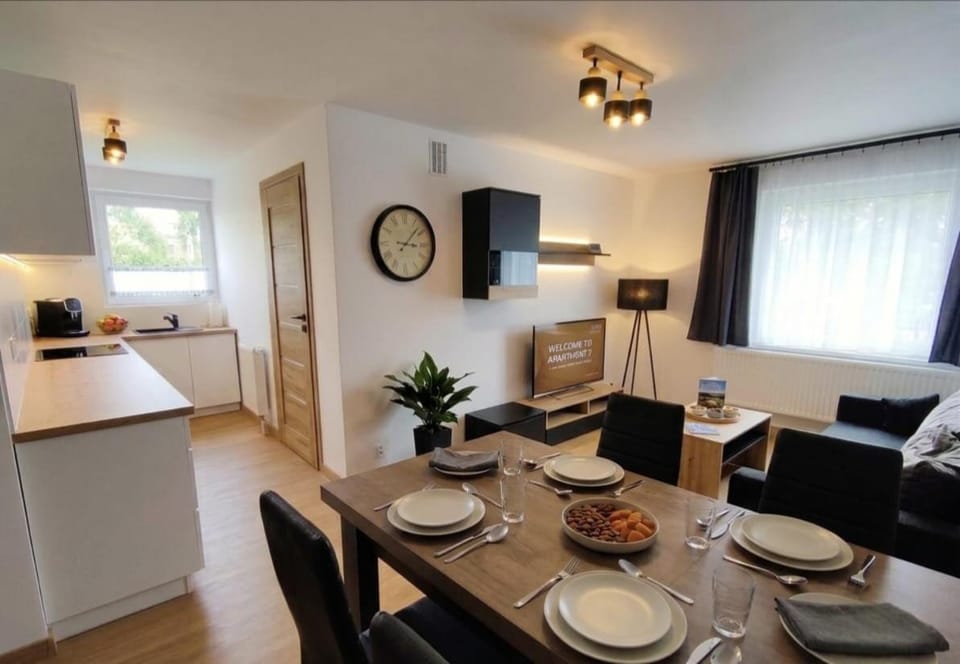 Kitchen or kitchenette, Living room, Food and drinks, Dining area, Food, stove