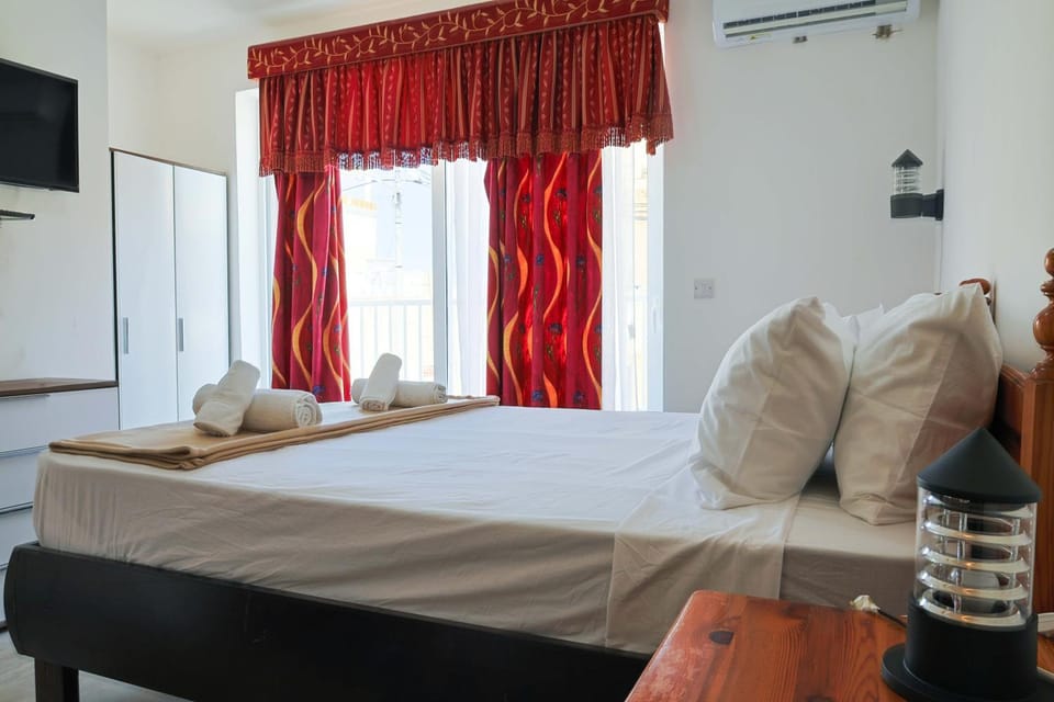 Bed, TV and multimedia, Photo of the whole room, Bedroom, air conditioner