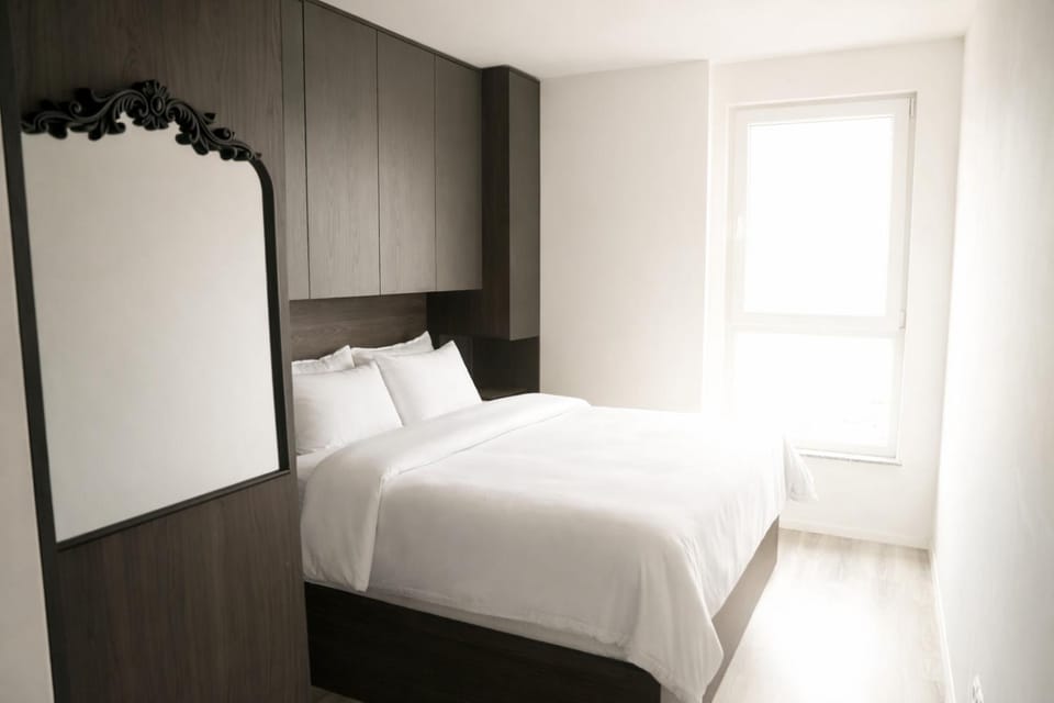 Photo of the whole room, Bedroom