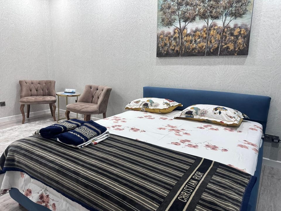 Bed, Photo of the whole room, Seating area, Bedroom, towels