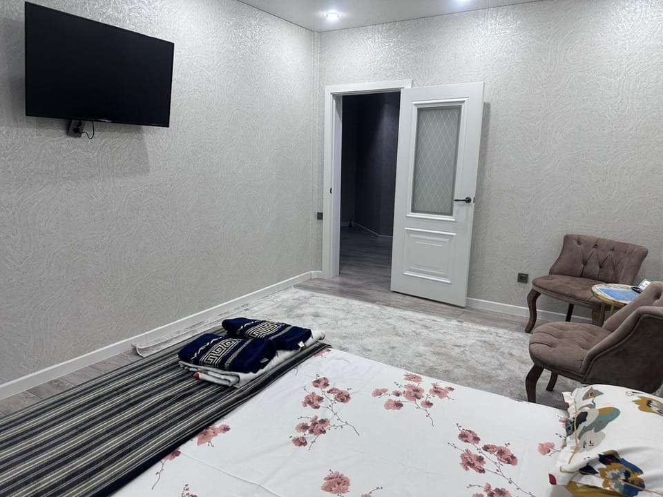Bed, TV and multimedia, Photo of the whole room, Seating area, Bedroom, towels