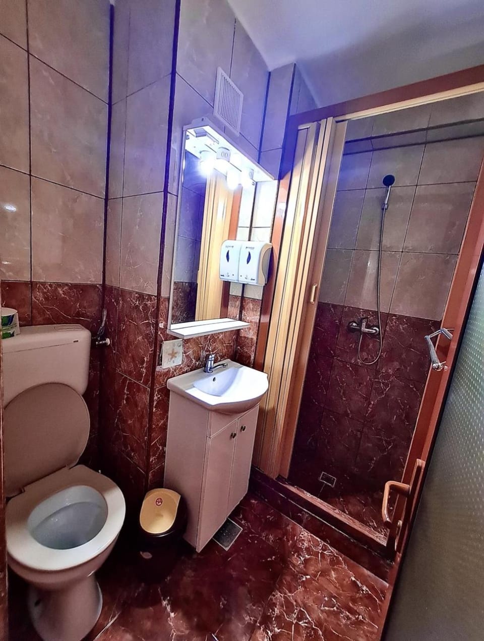 Shower, Toilet, Bathroom, towels