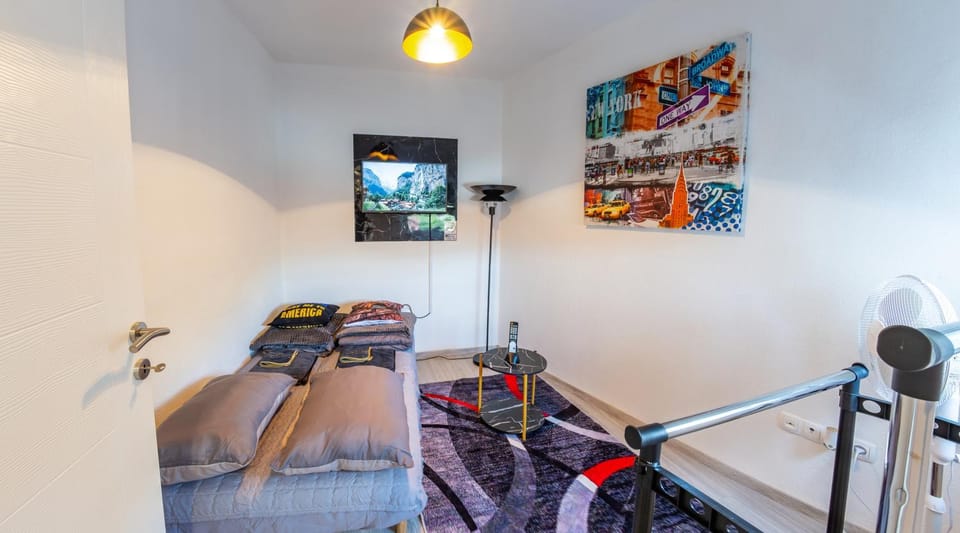 Bed, TV and multimedia, Bedroom