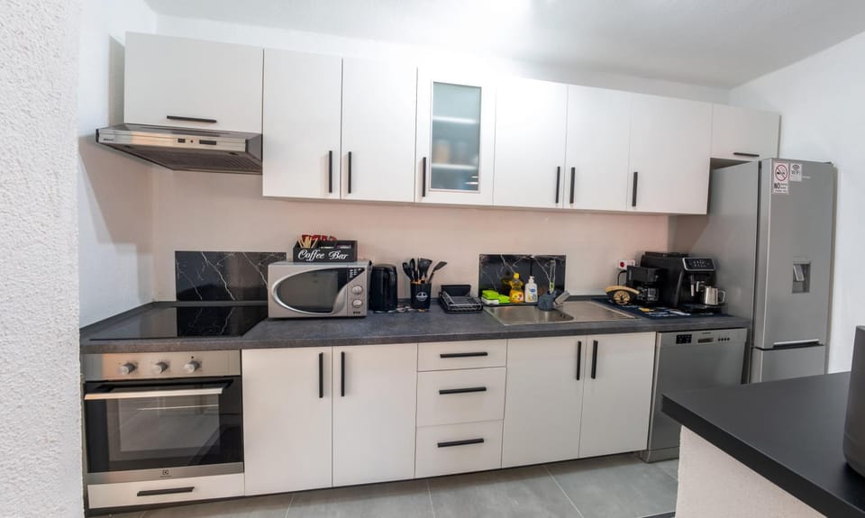 Coffee/tea facilities, Kitchen or kitchenette, oven, stove