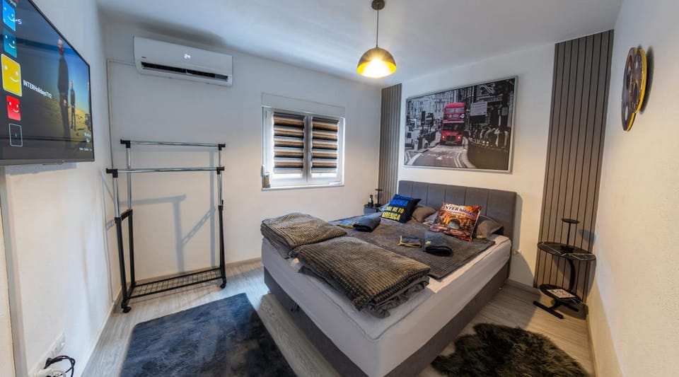 Bed, TV and multimedia, Bedroom, air conditioner