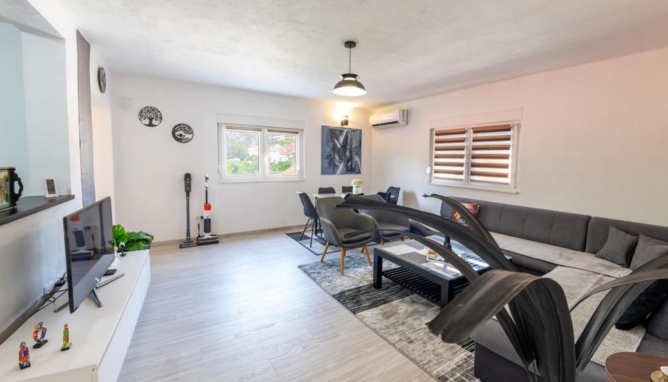 TV and multimedia, Living room, Seating area, Dining area