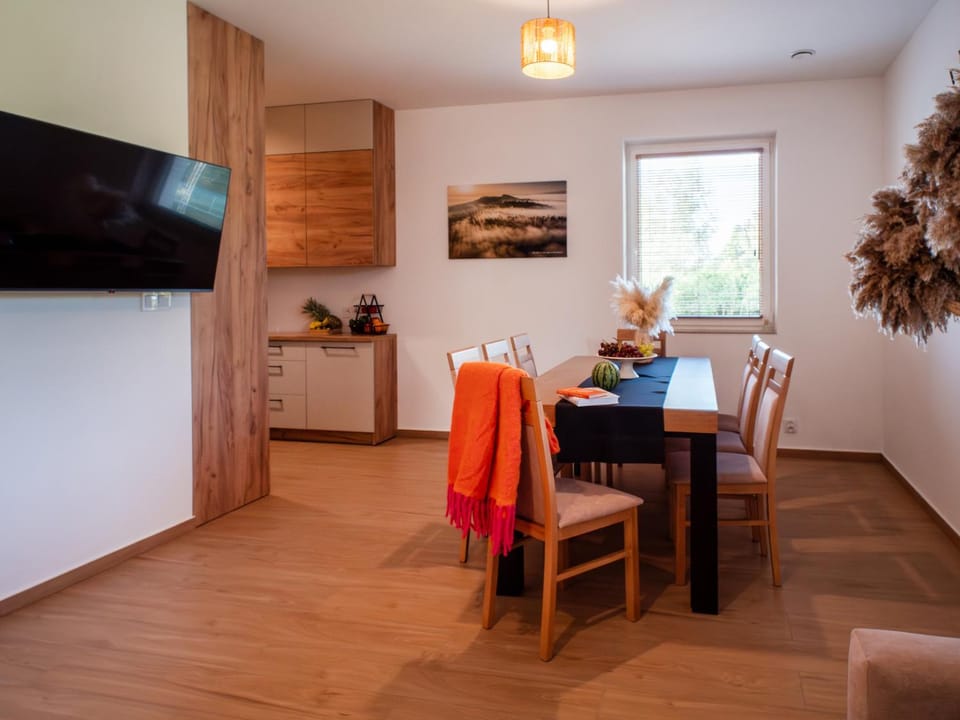 Communal lounge/ TV room, TV and multimedia, Living room, Seating area, Dining area, Evening entertainment