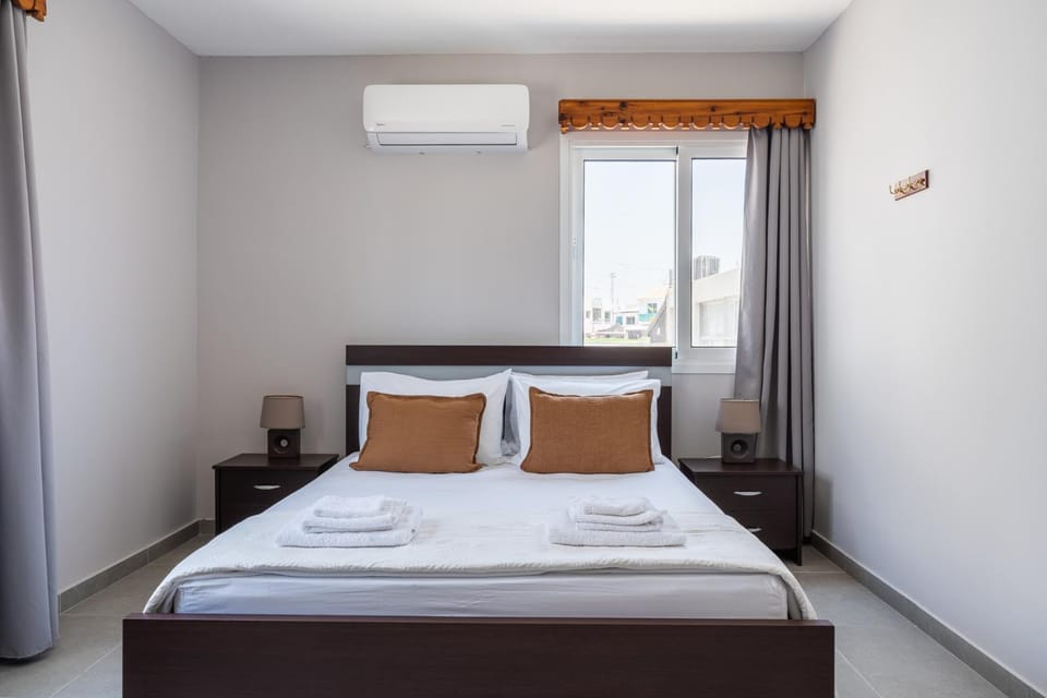Bed, Photo of the whole room, Bedroom, towels, air conditioner