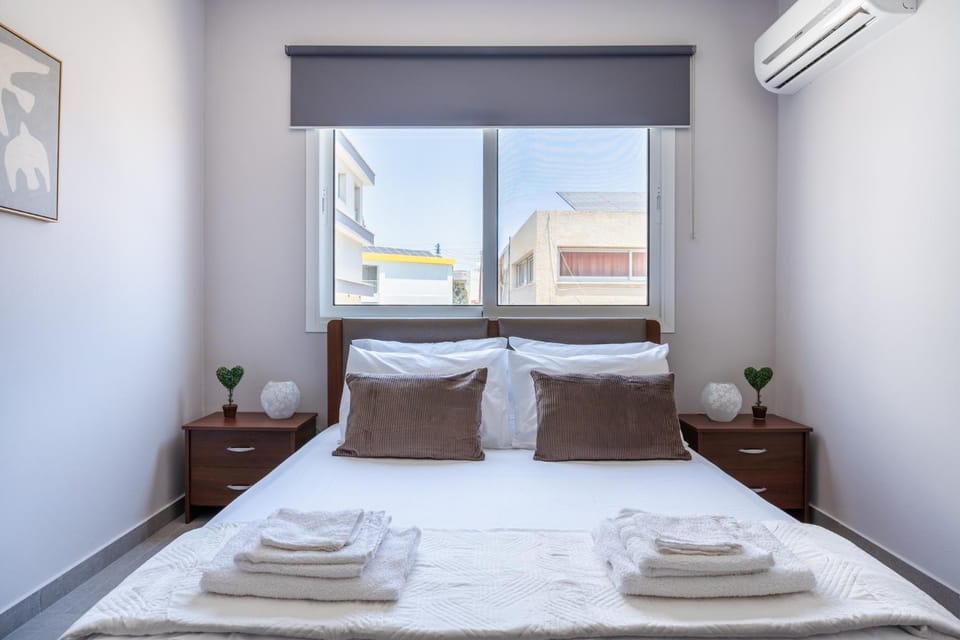 Bed, Photo of the whole room, Bedroom, towels, air conditioner
