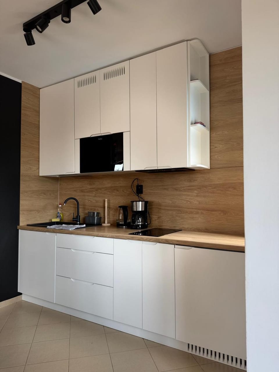 Coffee/tea facilities, Kitchen or kitchenette, stove