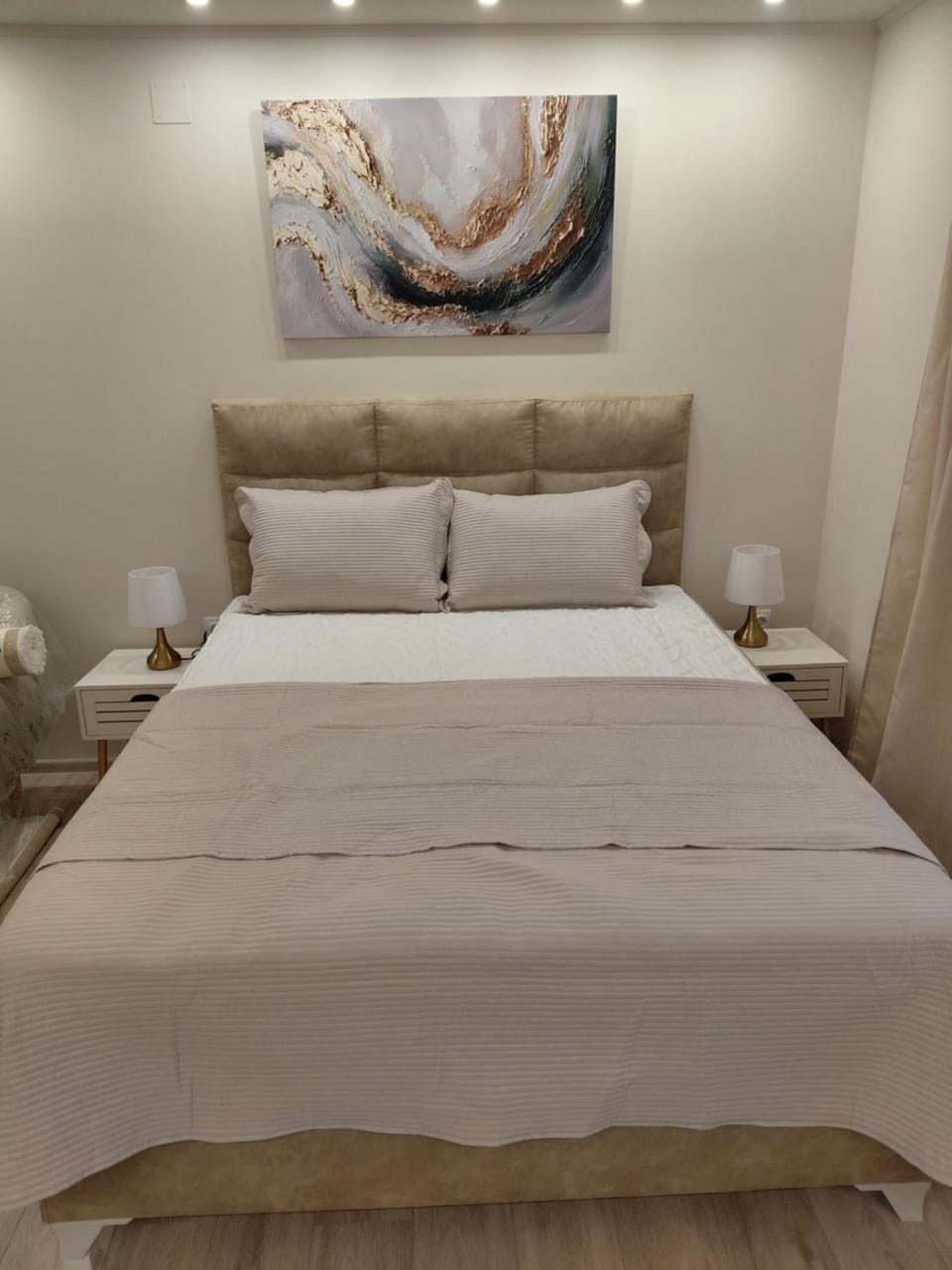 Photo of the whole room, Bedroom