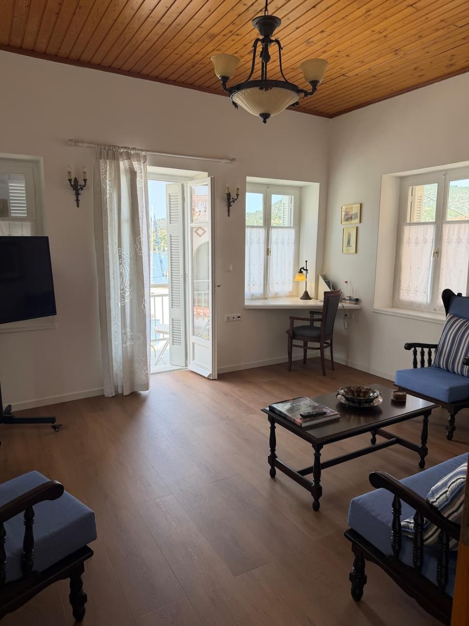 Communal lounge/ TV room, Living room, Seating area