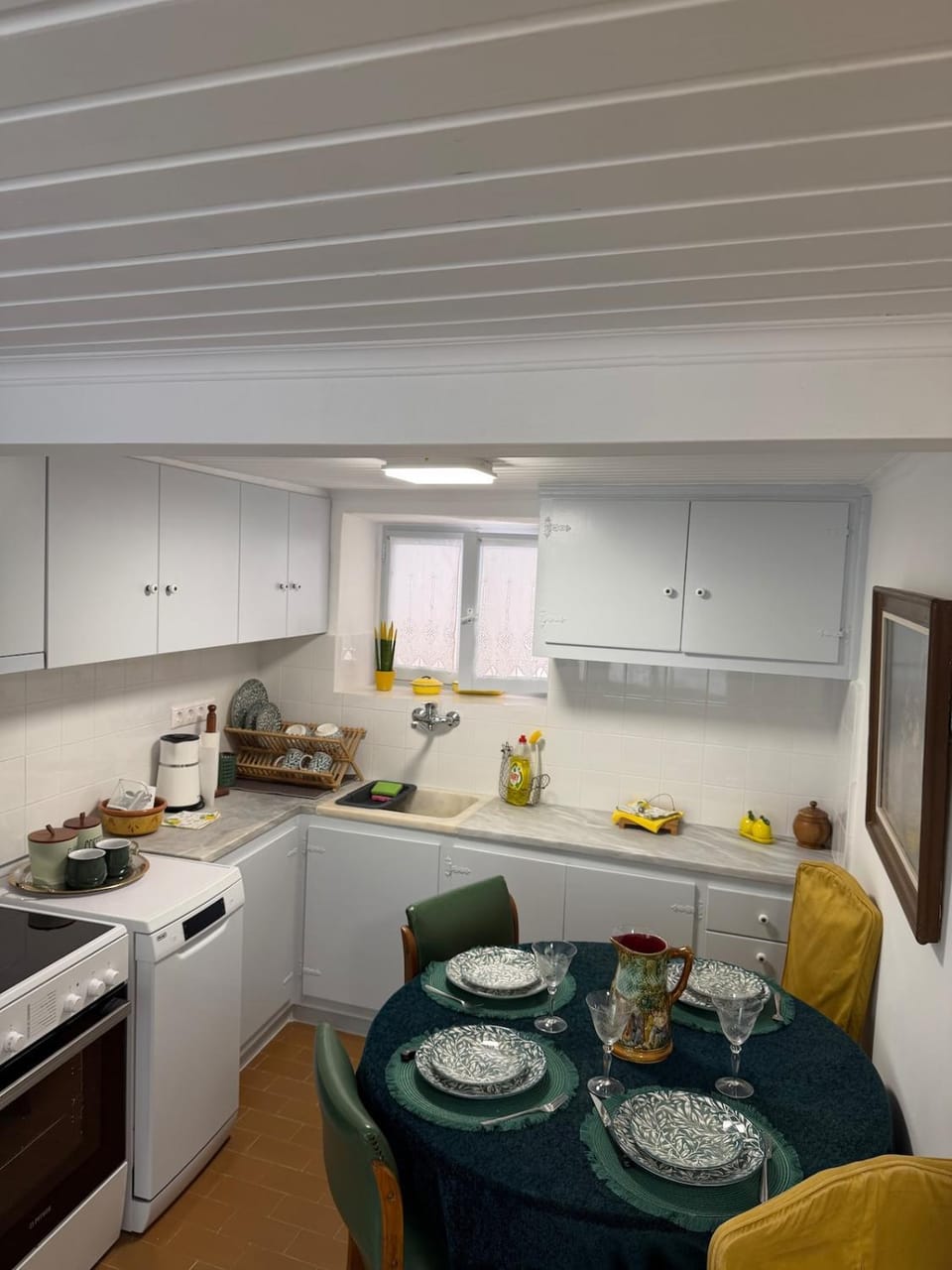 Coffee/tea facilities, Kitchen or kitchenette, Dining area, dishwasher, oven, stove