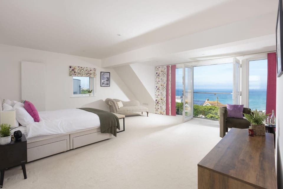 Property building, Bed, Bathroom, Seating area, Bedroom, Sea view, internet