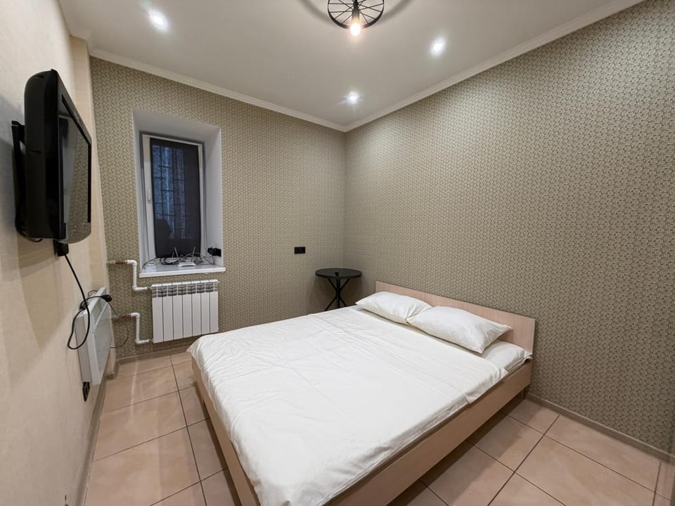 Bed, TV and multimedia, Bedroom