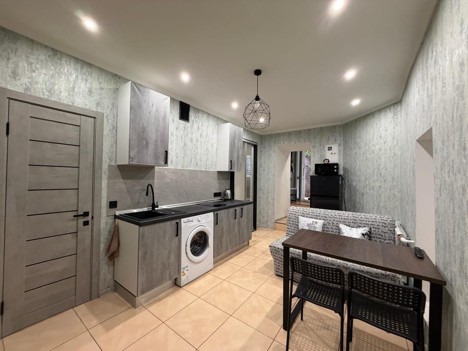 Kitchen or kitchenette, Dining area, microwave, washing machine