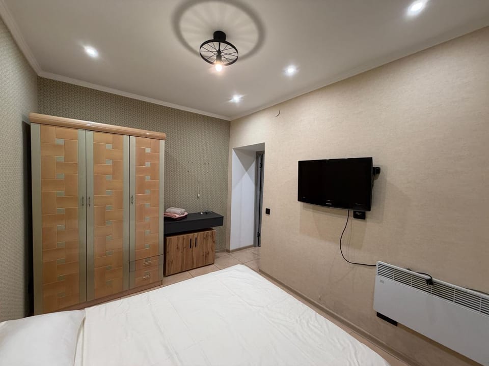 Bed, TV and multimedia, wardrobe