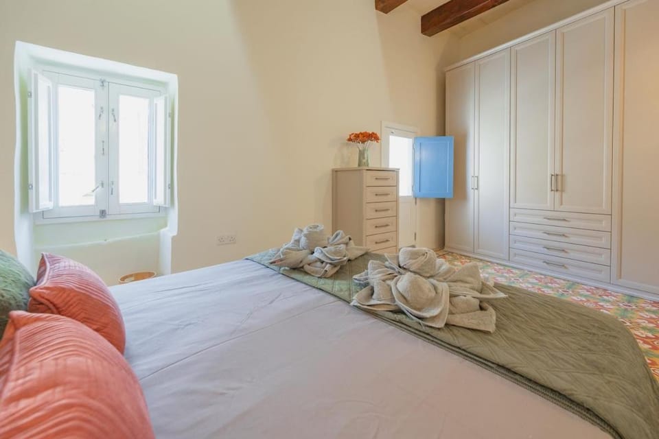 Bed, Photo of the whole room, towels, wardrobe