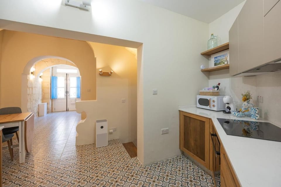 Kitchen or kitchenette, Dining area, oven, stove