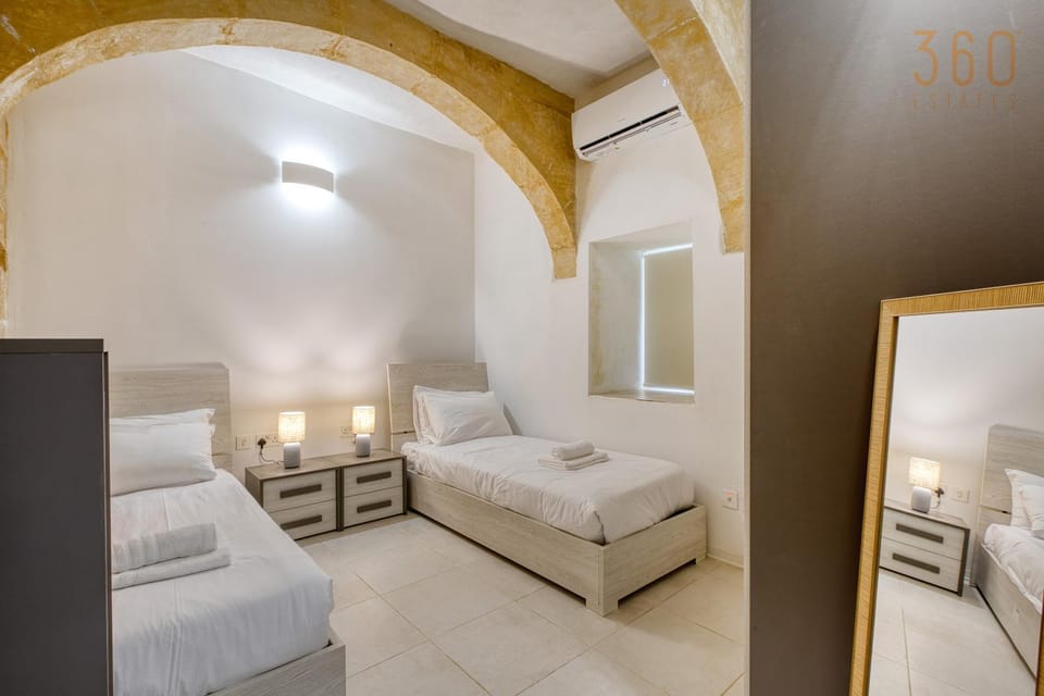 Bed, Living room, Photo of the whole room, Seating area, Bedroom, towels, air conditioner