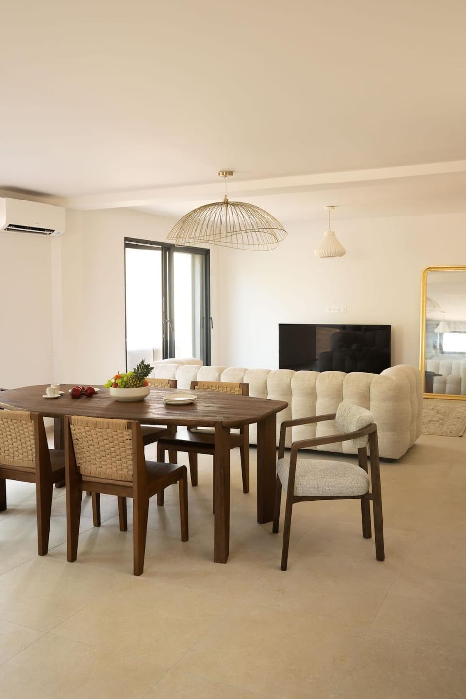 Communal lounge/ TV room, TV and multimedia, Living room, Seating area, Dining area, air conditioner