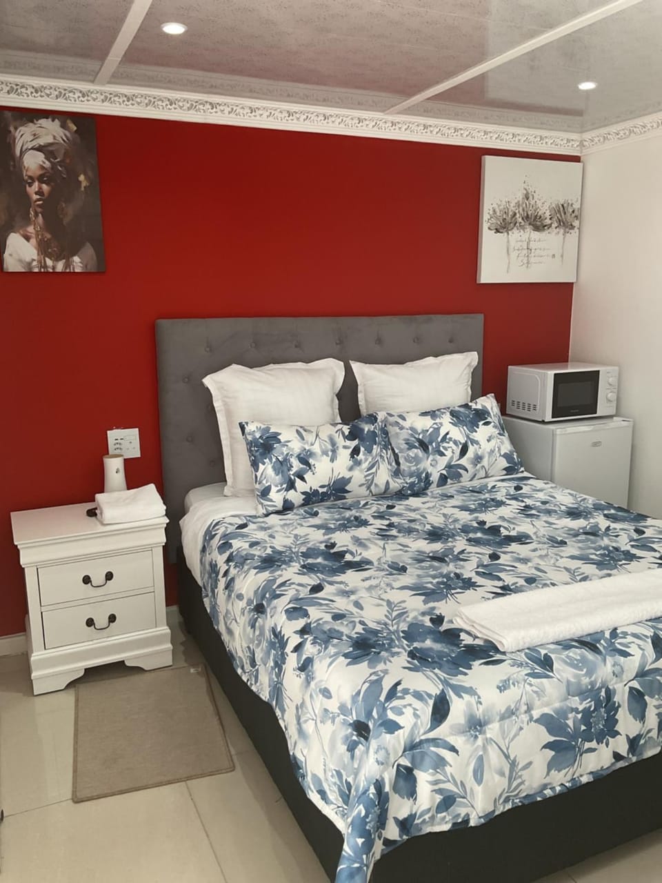 Bed, Bedroom, microwave