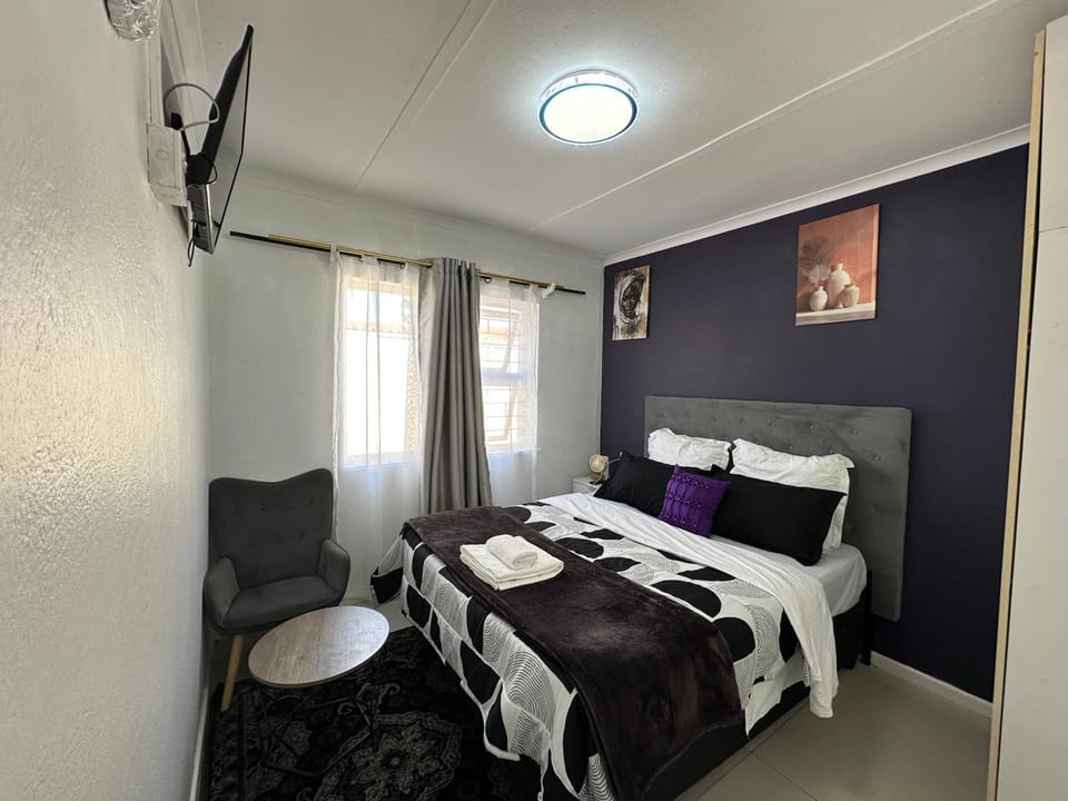 Bed, TV and multimedia, Photo of the whole room, Bedroom, towels