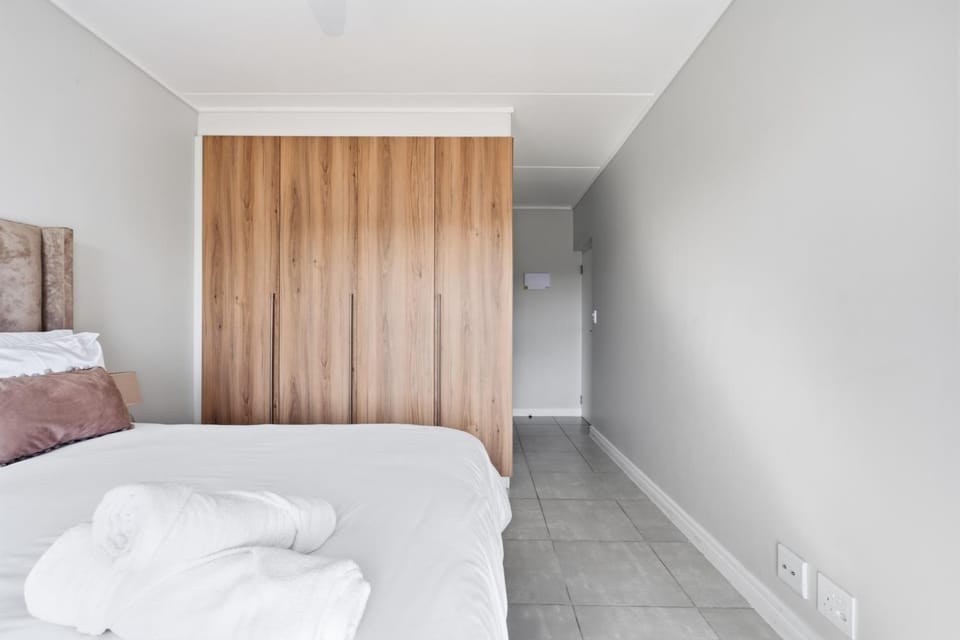 Photo of the whole room, Bedroom, towels, wardrobe