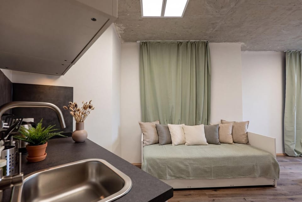 Brand New studio apartment #22 in brutalist building FREE street parking Apartment in Prague