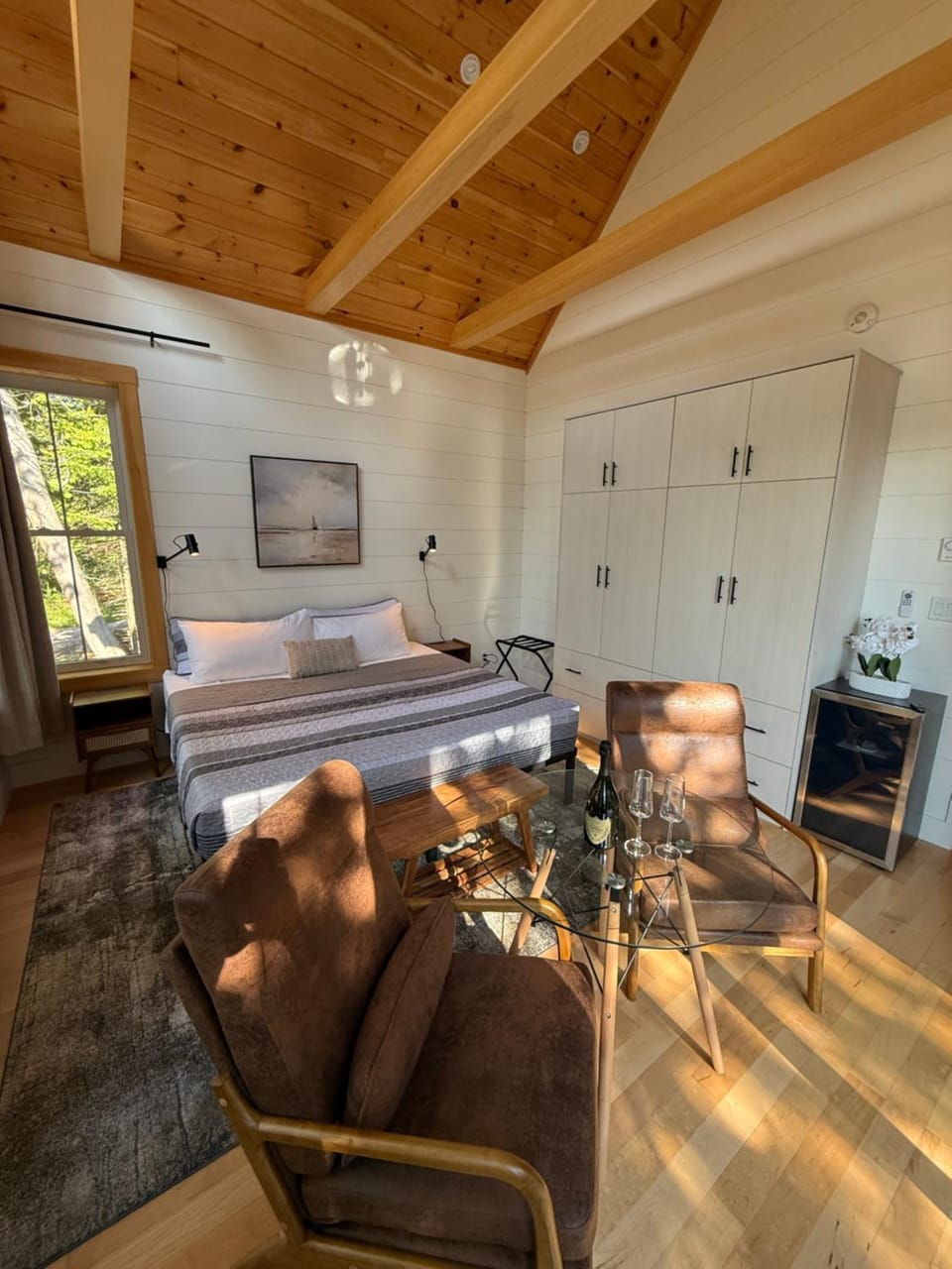 Bed, Photo of the whole room, Seating area, Bedroom