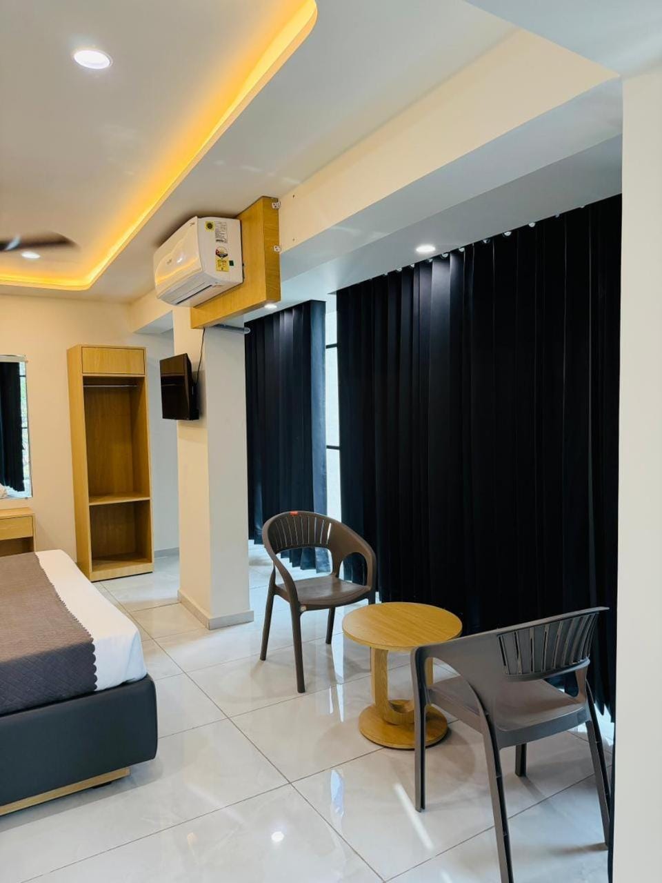 Photo of the whole room, Bedroom