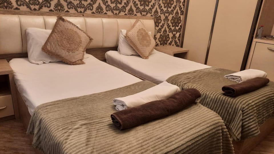 Bed, towels