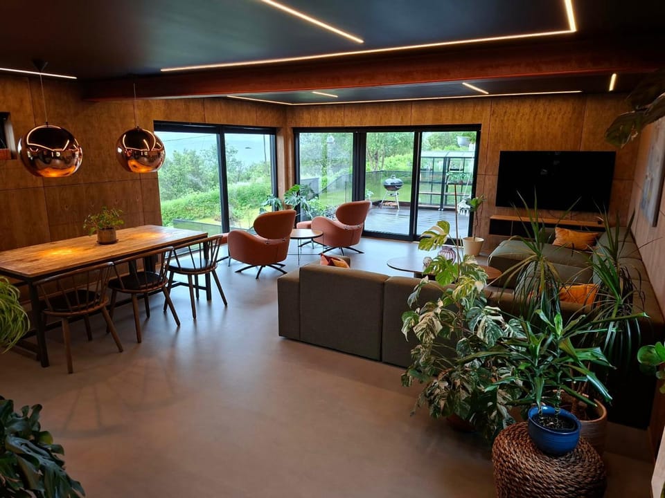 Nyrenovert hus med havutsikt, nært fjell og turløyper House in Nordland, Norway