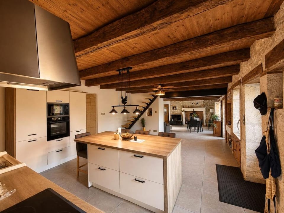 Maison de vacances 11pers, piscine, Vouzan, Charente House in Nouvelle-Aquitaine