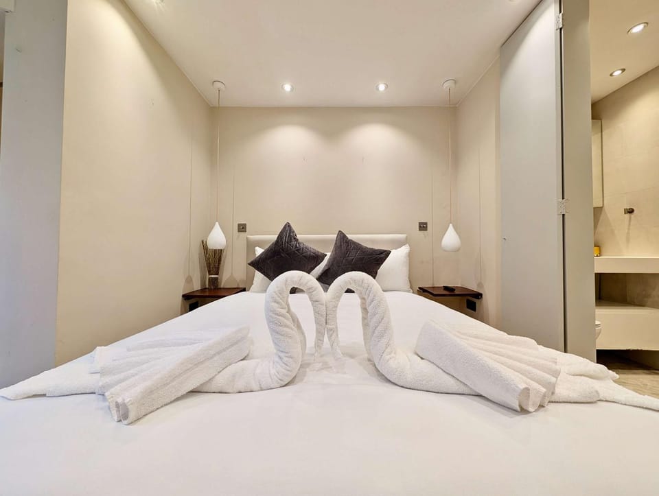 Bed, Bedroom, towels