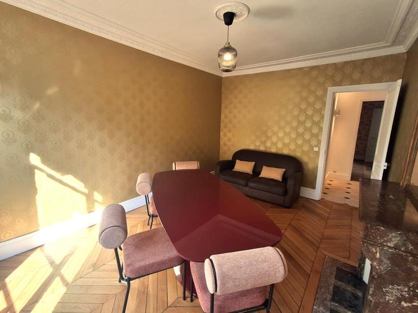 Élégant appartement typique Parisien haussmannien de 106 m2 Bassin de la Villette Apartment in Paris