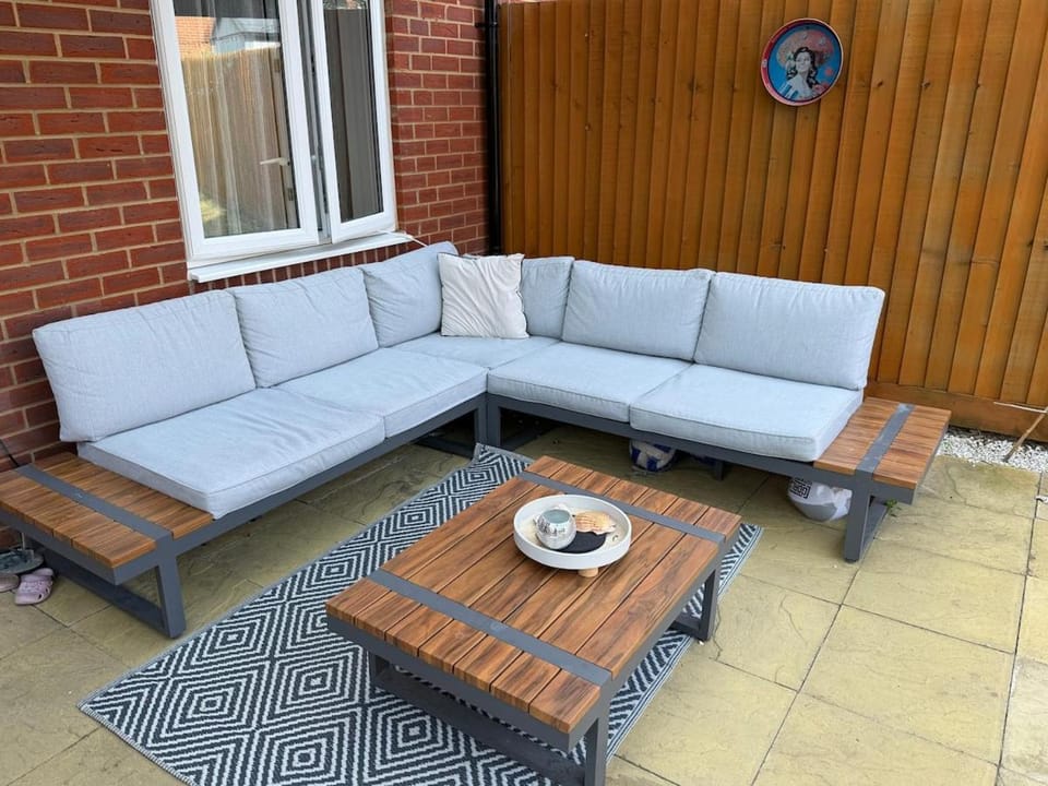 Family House with Garden & Free Parking Wokingham Apartment in Wokingham