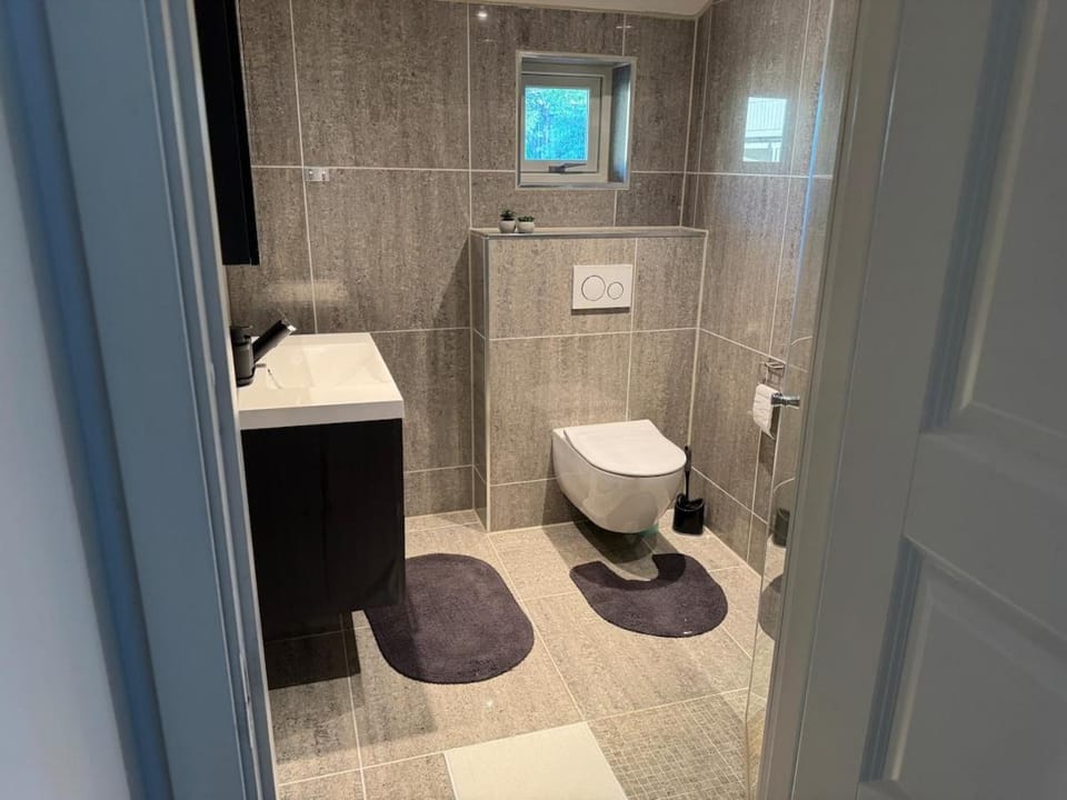 Spacious and modern home centrally located, Tesla Model X House in Bergen