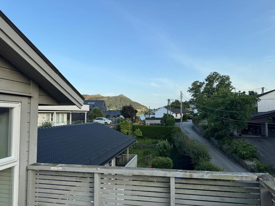 Spacious and modern home centrally located, Tesla Model X House in Bergen